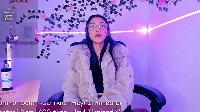 jaulyn 18 online show from April 22, 2026, 2:18 pm