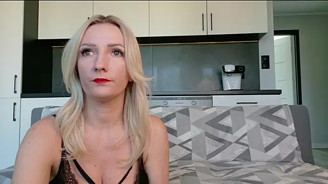 Snapshot of amy_loves_to_be_teased chatting on April 4, 2026, 9:18 am amy loves to be teased online show from April 4, 2026, 9:18 am