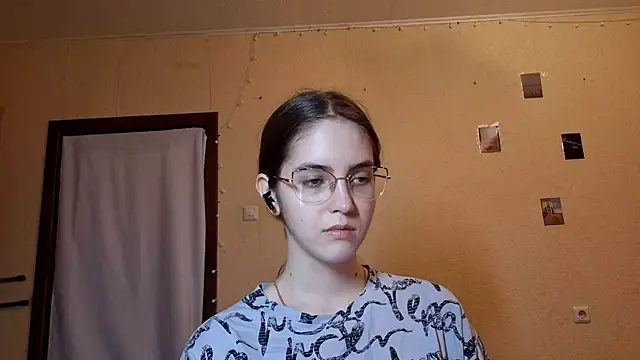 Snapshot of Katelemon chatting on June 4, 2026, 10:21 am Katelemon online show from June 4, 2026, 10:21 am