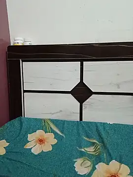 Queenlipx online show from March 28, 2026, 5:01 pm