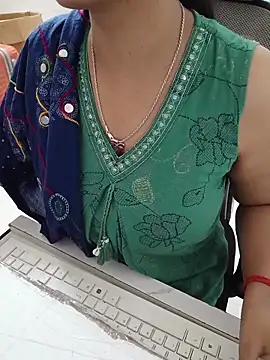 Queenlipx online show from April 21, 2026, 6:20 am