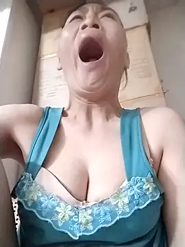 lris-Beauty77 online show from April 15, 2026, 9:37 pm