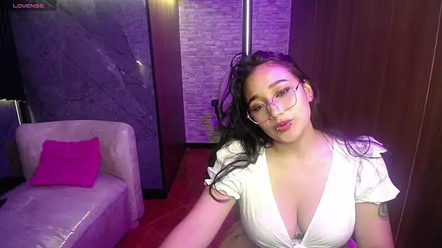 Aura cute  online show from March 4, 2026, 4:07 am