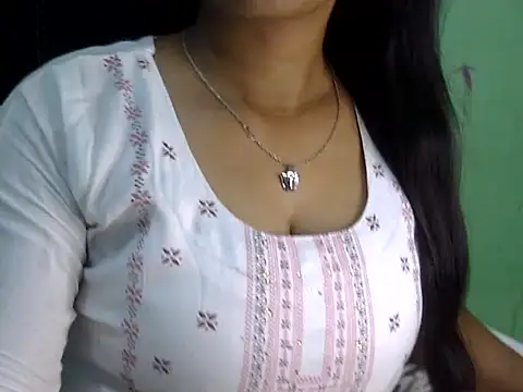 cute momo love online show from April 18, 2026, 7:23 am