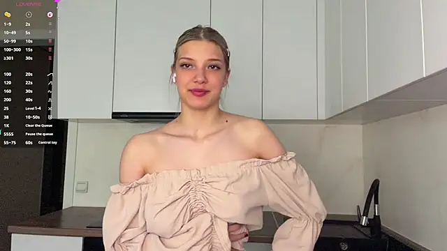 Snapshot of Carolini_i chatting on June 5, 2026, 4:13 pm Carolini i online show from June 5, 2026, 4:13 pm