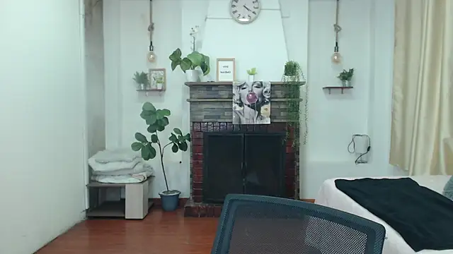 Emma hassani online show from April 18, 2026, 1:26 pm