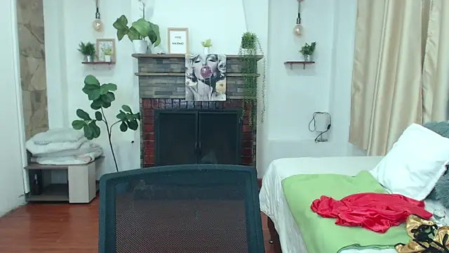 Emma hassani online show from April 21, 2026, 1:28 pm