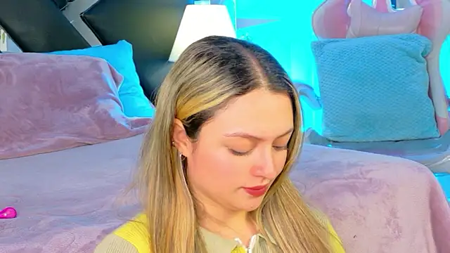 Giigii Hadid  online show from February 25, 2026, 8:18 pm