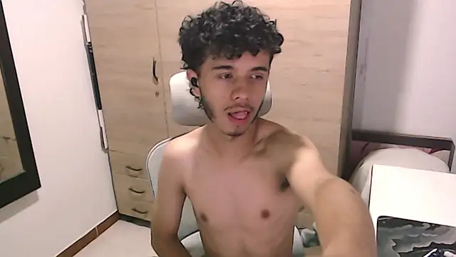 axeldarkk online show from March 12, 2026, 6:36 pm