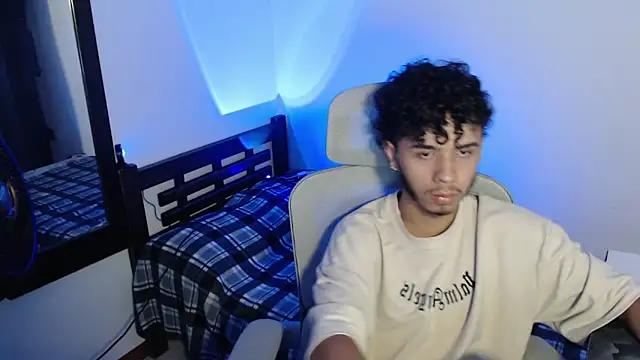 axeldarkk online show from April 3, 2026, 7:34 pm