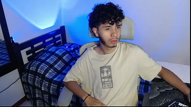 axeldarkk online show from April 6, 2026, 7:26 pm