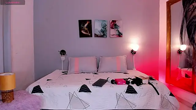 KimTaylorW online show from April 17, 2026, 2:47 am