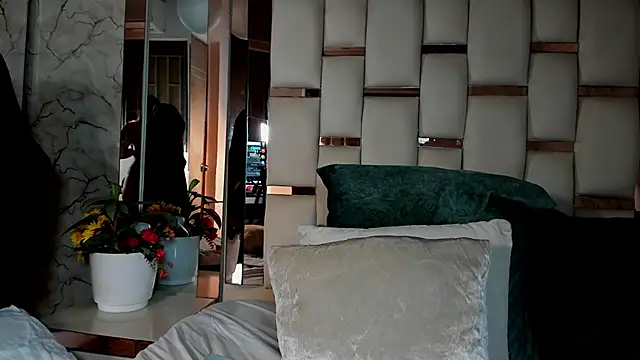 dulce lyraa1 online show from March 15, 2026, 8:04 pm