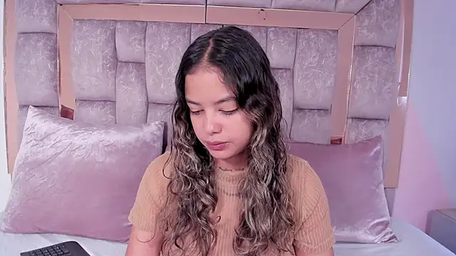 dulce lyraa1 online show from April 5, 2026, 8:17 pm