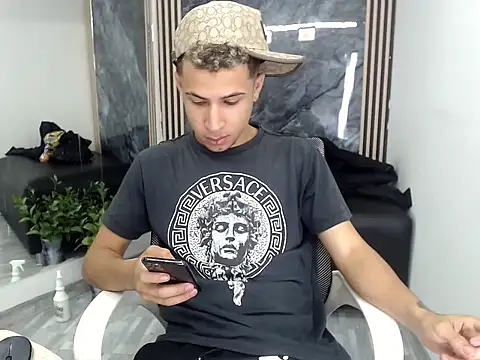 Hollmanhot online show from April 8, 2026, 2:11 am