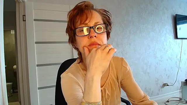 Snapshot of LioraWeiss chatting on May 1, 2026, 1:05 pm LioraWeiss online show from May 1, 2026, 1:05 pm