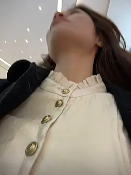 Mia-lp online show from April 13, 2026, 3:23 am