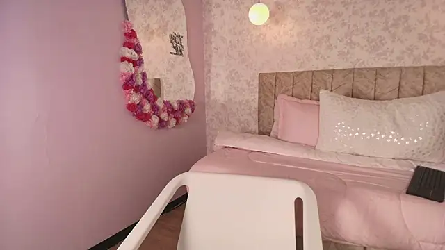 lovely julls online show from March 3, 2026, 2:45 pm