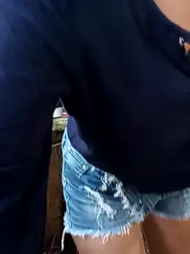 yuliitza4 online show from April 17, 2026, 3:37 pm