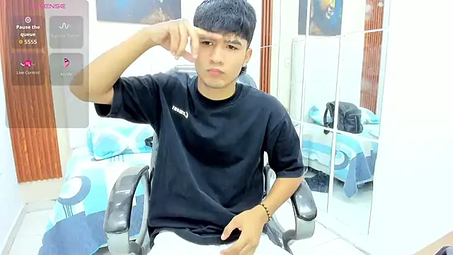 Snapshot of Thiago_collinss chatting on July 10, 2026, 10:01 pm Thiago collinss online show from July 10, 2026, 10:01 pm