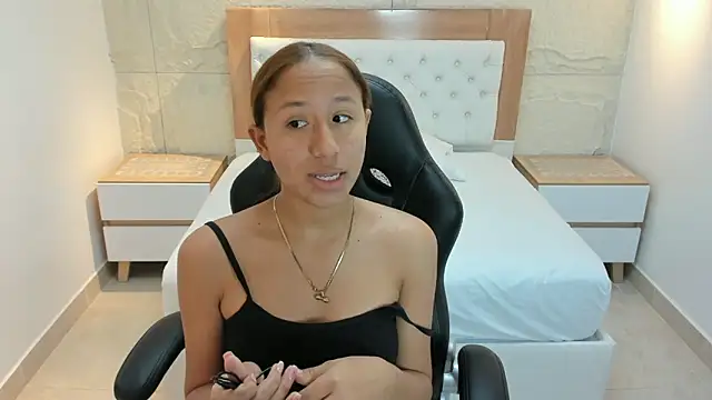 LESLYSIMPSON online show from April 18, 2026, 7:18 pm