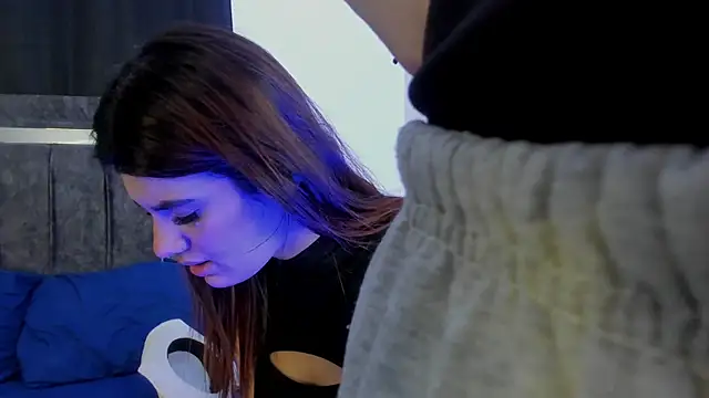 Bella and Mariana online show from March 5, 2026, 12:12 pm