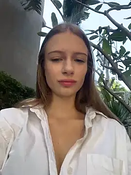 ViviennMur online show from March 4, 2026, 8:09 am