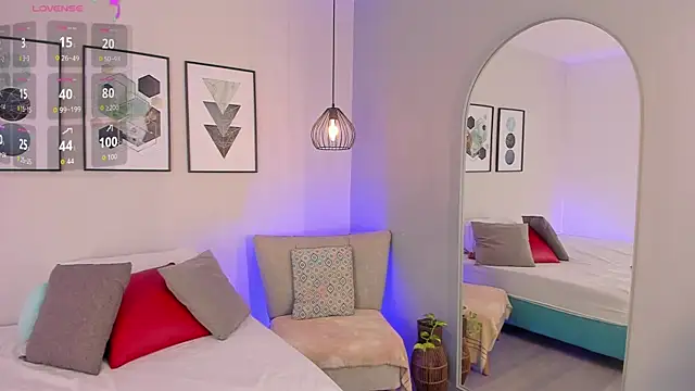 ariavelvet  online show from April 13, 2026, 11:05 am