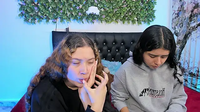 Snapshot of valeria_and_zoe chatting on April 29, 2026, 2:10 pm valeria and zoe online show from April 29, 2026, 2:10 pm