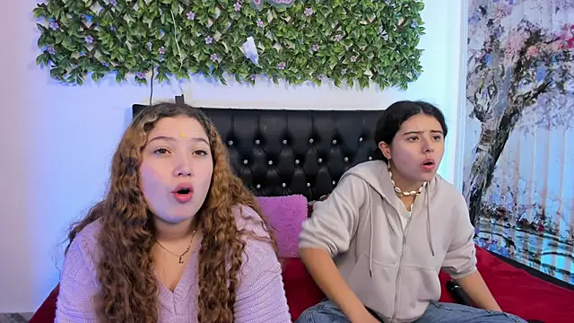 Snapshot of valeria_and_zoe chatting on April 30, 2026, 2:45 pm valeria and zoe online show from April 30, 2026, 2:45 pm