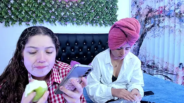Snapshot of valeria_and_zoe chatting on May 25, 2026, 2:12 pm valeria and zoe online show from May 25, 2026, 2:12 pm