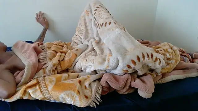 Freakycandy02 online show from April 18, 2026, 8:07 am