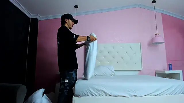 DanteLuxx online show from April 19, 2026, 4:01 am