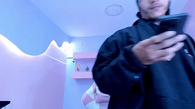 DanteLuxx online show from April 22, 2026, 3:31 am