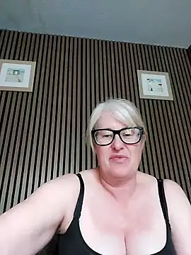 FlirtyFleur-x online show from May 18, 2026, 12:55 pm