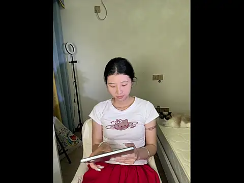 Y--F--LOVE online show from April 19, 2026, 12:37 pm