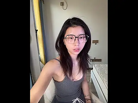 Y--F--LOVE online show from April 24, 2026, 7:33 am