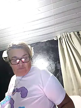momismilf544 online show from April 21, 2026, 3:35 am