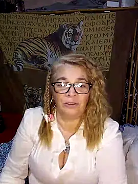 momismilf544 online show from June 5, 2026, 6:52 am