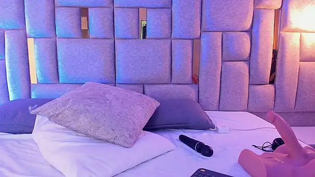 camilaa smith  online show from April 21, 2026, 7:50 pm