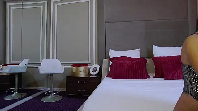 Snapshot of EllaaLux chatting on July 15, 2026, 4:18 am EllaaLux online show from July 15, 2026, 4:18 am