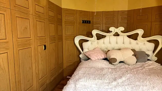 Anika Socutehe online show from April 21, 2026, 1:42 am