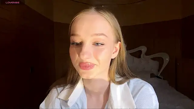 Anika Socutehe online show from April 22, 2026, 8:32 pm