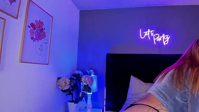 scarlett leex  online show from April 24, 2026, 3:42 am