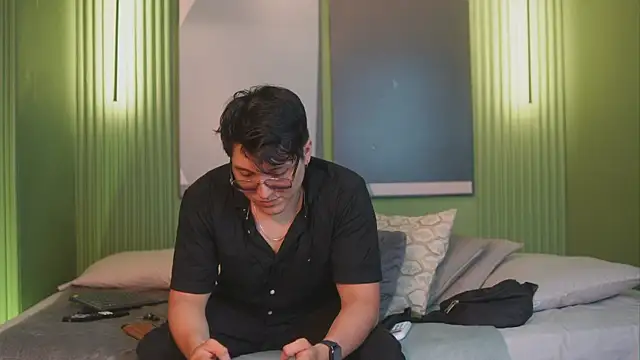 Mia and Belmonth online show from April 24, 2026, 6:54 pm