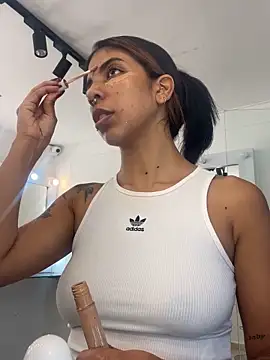 VioletaHills  online show from April 21, 2026, 12:11 pm