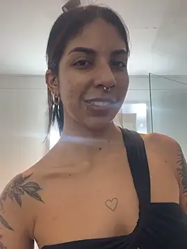 Snapshot of VioletaHills_ chatting on June 3, 2026, 12:19 pm VioletaHills online show from June 3, 2026, 12:19 pm