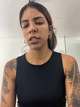 Snapshot of VioletaHills_ chatting on July 4, 2026, 12:22 pm VioletaHills online show from July 4, 2026, 12:22 pm
