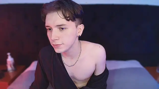 hollannd  online show from March 26, 2026, 3:17 pm