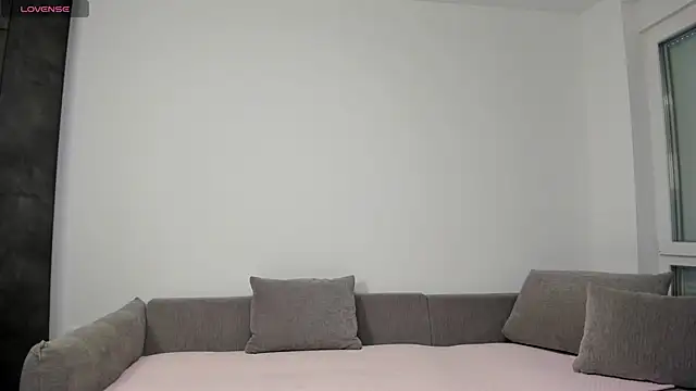 nikki-moon online show from April 21, 2026, 11:27 am